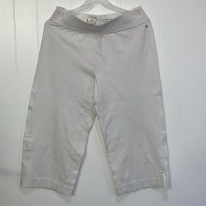 Zenergy Capri white elastic waist leggings with 1 pocket at the back.